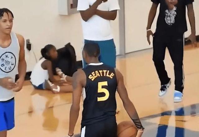 完美对战平台官网-【人物】休赛期连续引发争议 穆雷会让老鹰后悔吗？